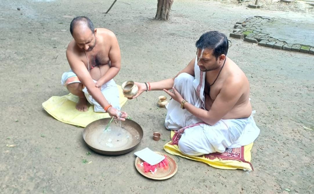 पितृपक्ष में पितरों का अमेठी में तर्पण करते लोग। स्रोत : स्थानीय