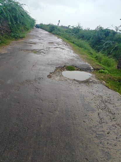 रिगवा लालापुर मार्ग पर बना जानलेवा गड्ढा