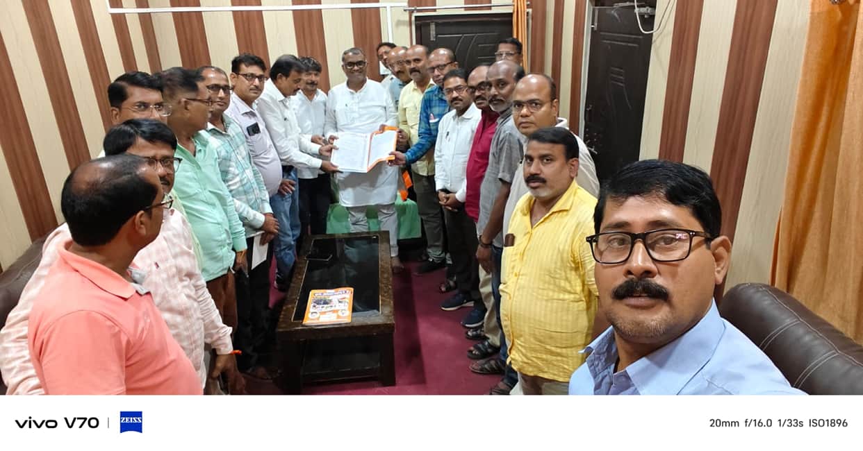 The delegation of Shridurga Puja Mahasamiti handed over a memorandum to the minister