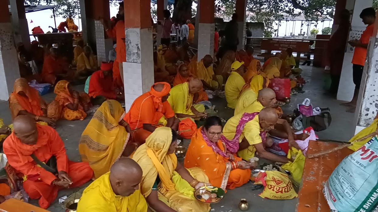 Gathering *akshat* (unbroken rice grains) for the Gaya *Shraddh* ritual during *Pitru Paksha*.