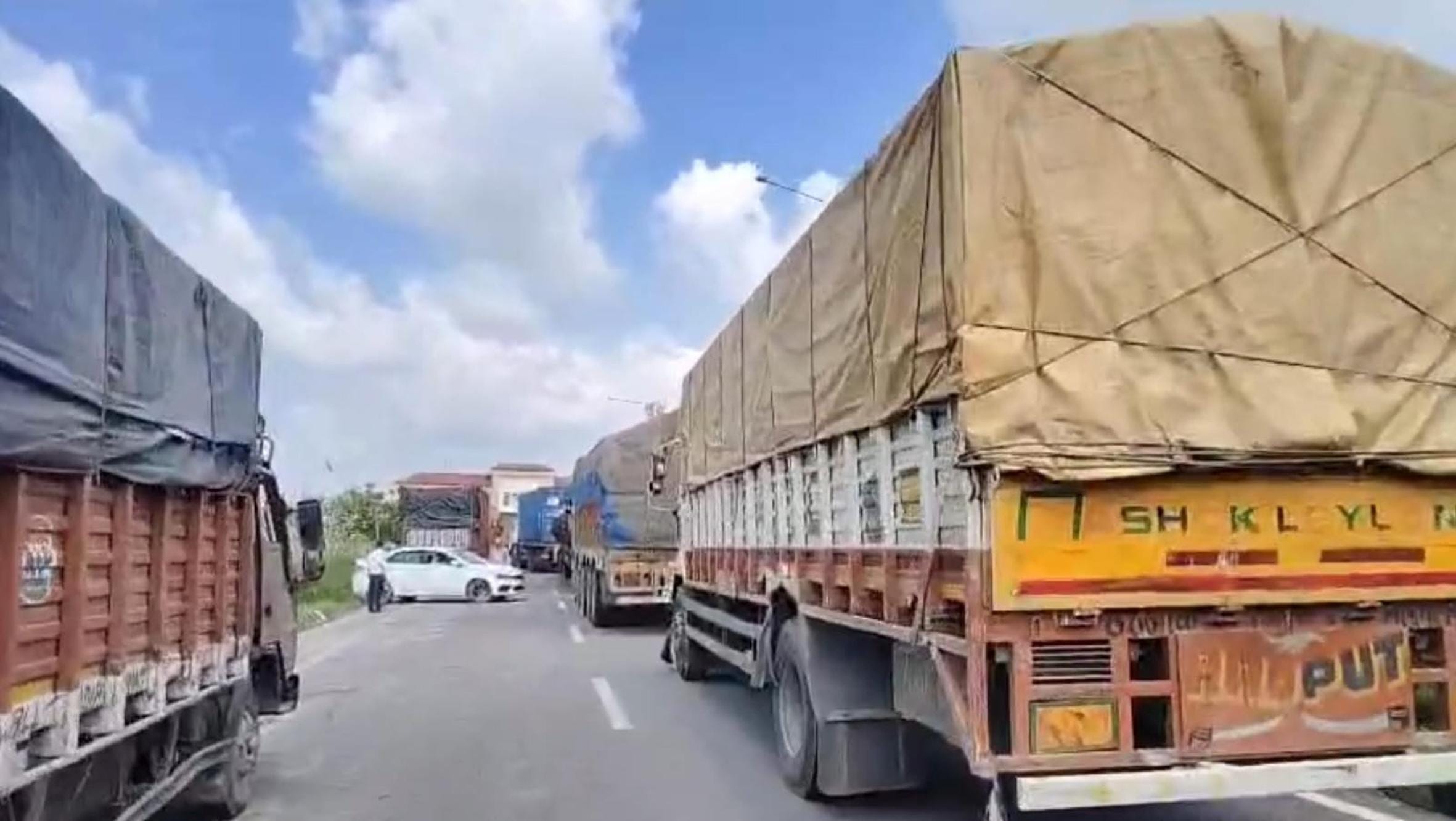 रुपईडीहा स्थित आईसीपी से रवाना हो रहे ट्रक। 