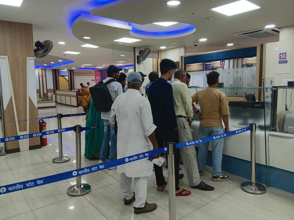 Bank strike averted; work continued even on the Sunday holiday