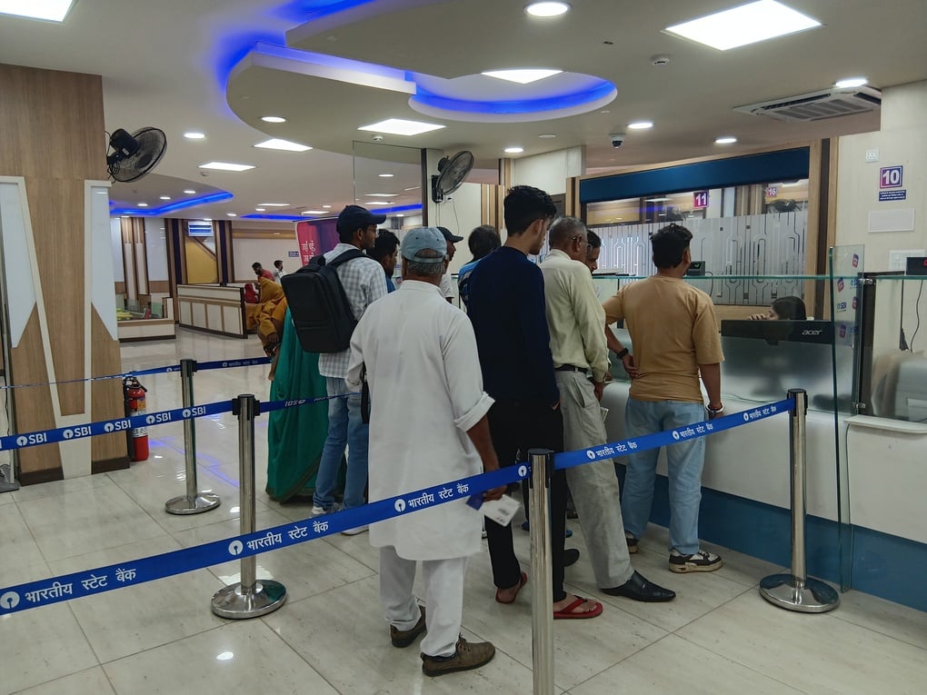 Aligarh News: बैंकों की हड़ताल टली, रविवार को छु्ट्टी वाले दिन भी हुआ काम