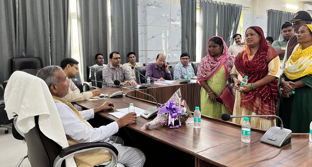 सुभाष चंद्र बोस सामुदायिक भवन में लोगों की समस्याएं सुनते उप्र अनुसूचित जाति एवं अनुसूचित जनजात