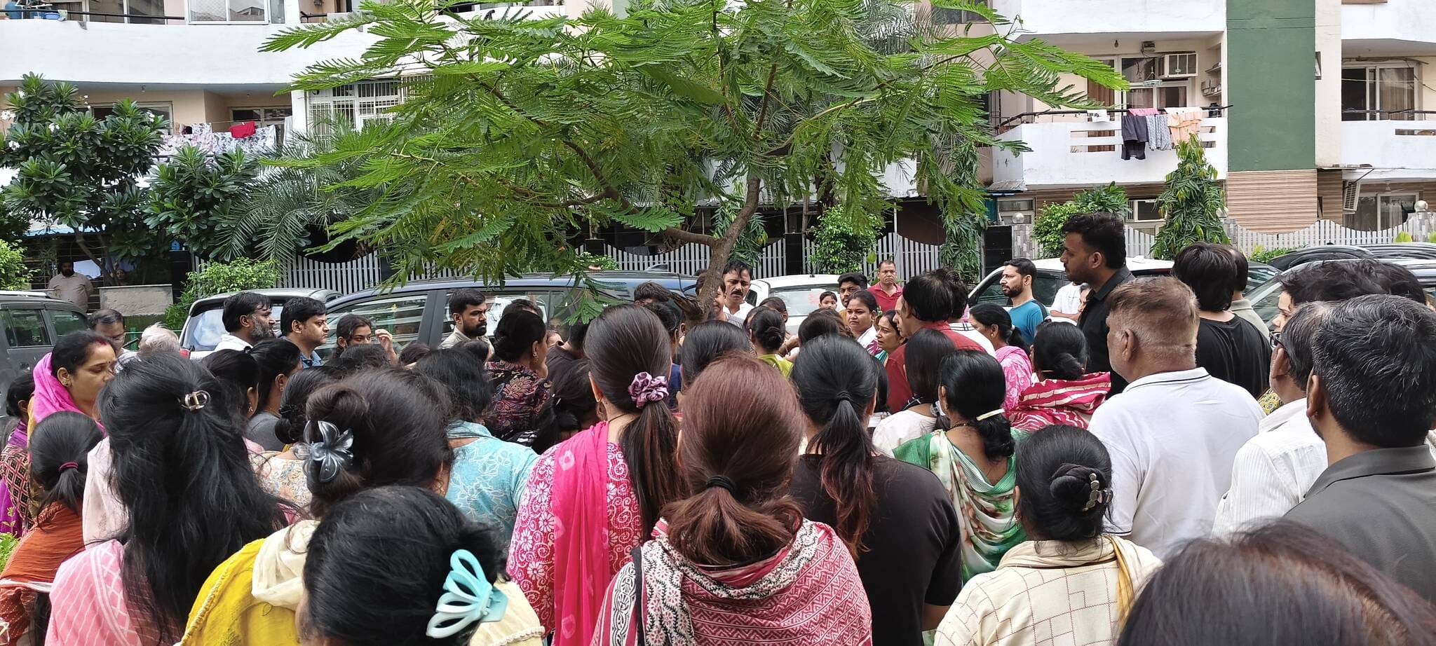 साहिबाबाद। गुलमोहर ग्रीन्स सोसायटी में छात्रा का शव आने पर लगी परिजनों और लोगों की भीड़। संवाद