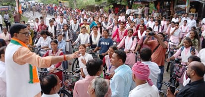 साइकिल वितरित करने के बाद छात्राओं को संबोधित करते महाराष्ट्र के पूर्व गृह राज्यमंत्री कृपा शंक