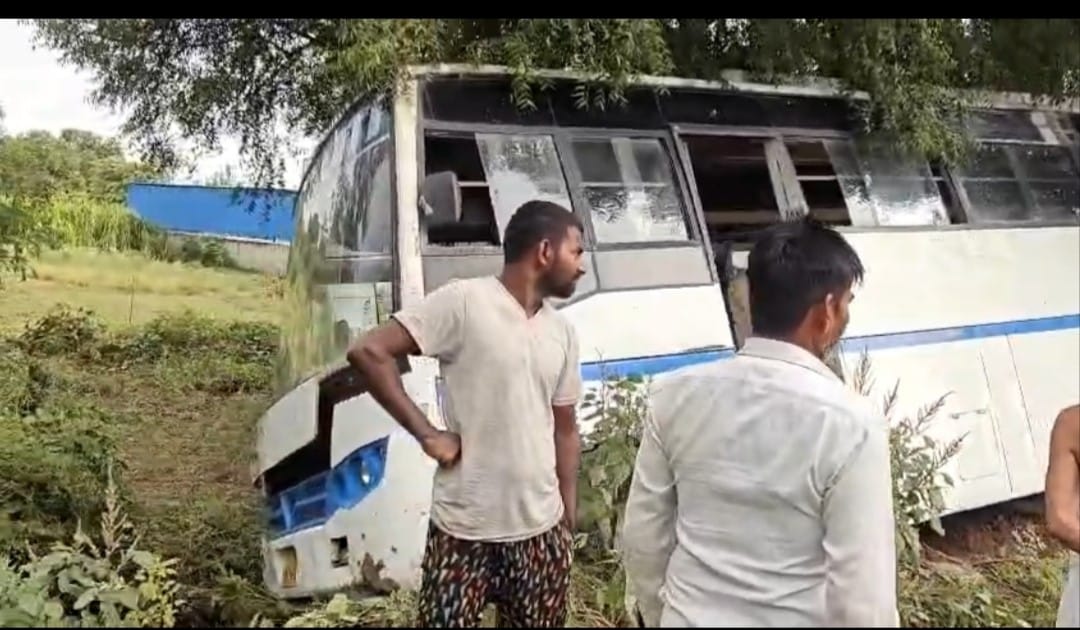 सिकंदराबाद क्षेत्र में गुलावठी मार्ग स्थित गांव मंडावरा के समीप सड़क से उतरी बस। संवाद