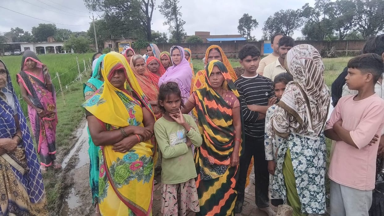 Lightning strikes tree branch, crushing farmer to death