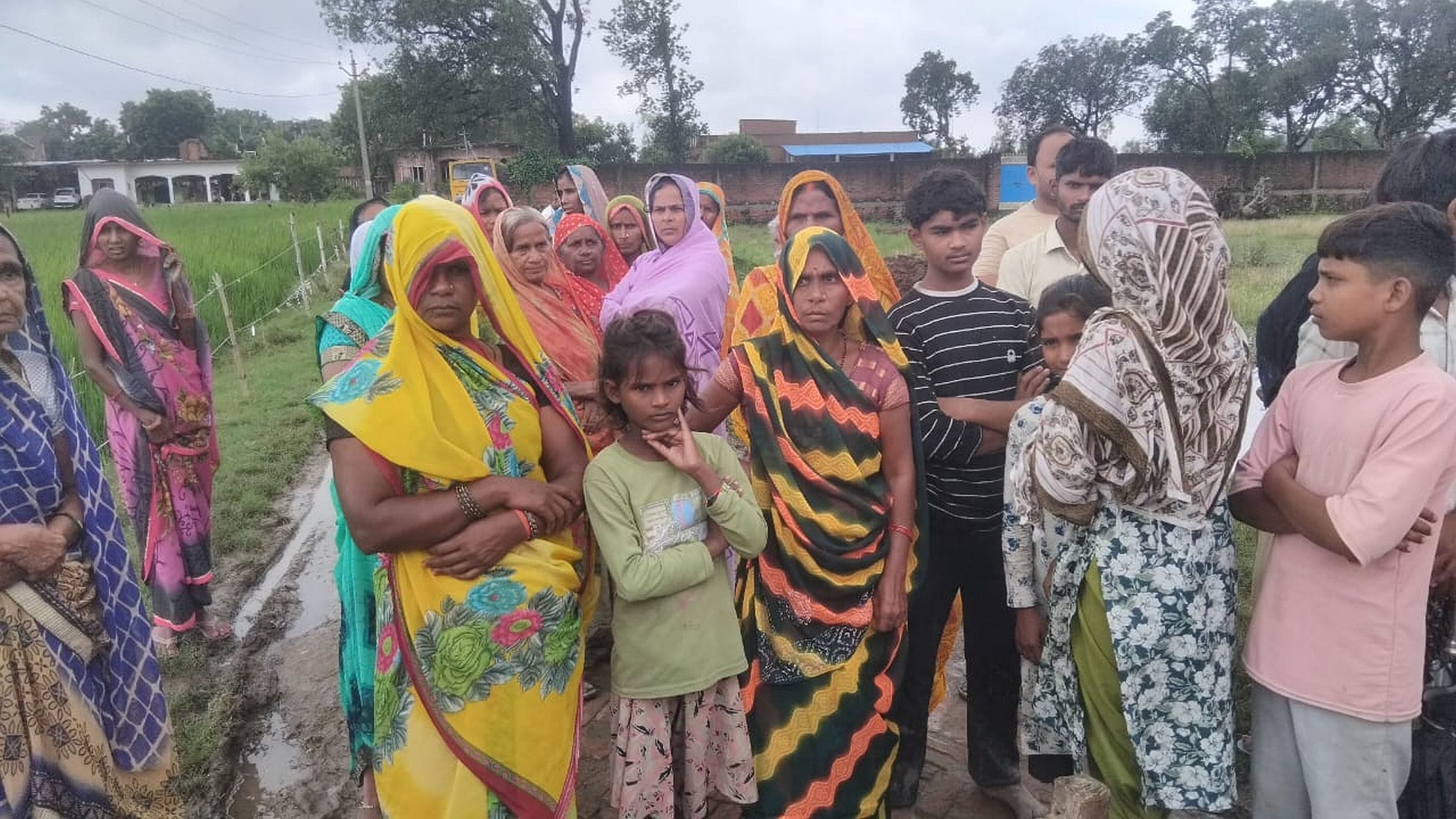. सूखीबाजगढ़ के बैदापुर गांव में गमगीन बैठे परिजन। स्रोत : स्थानीय