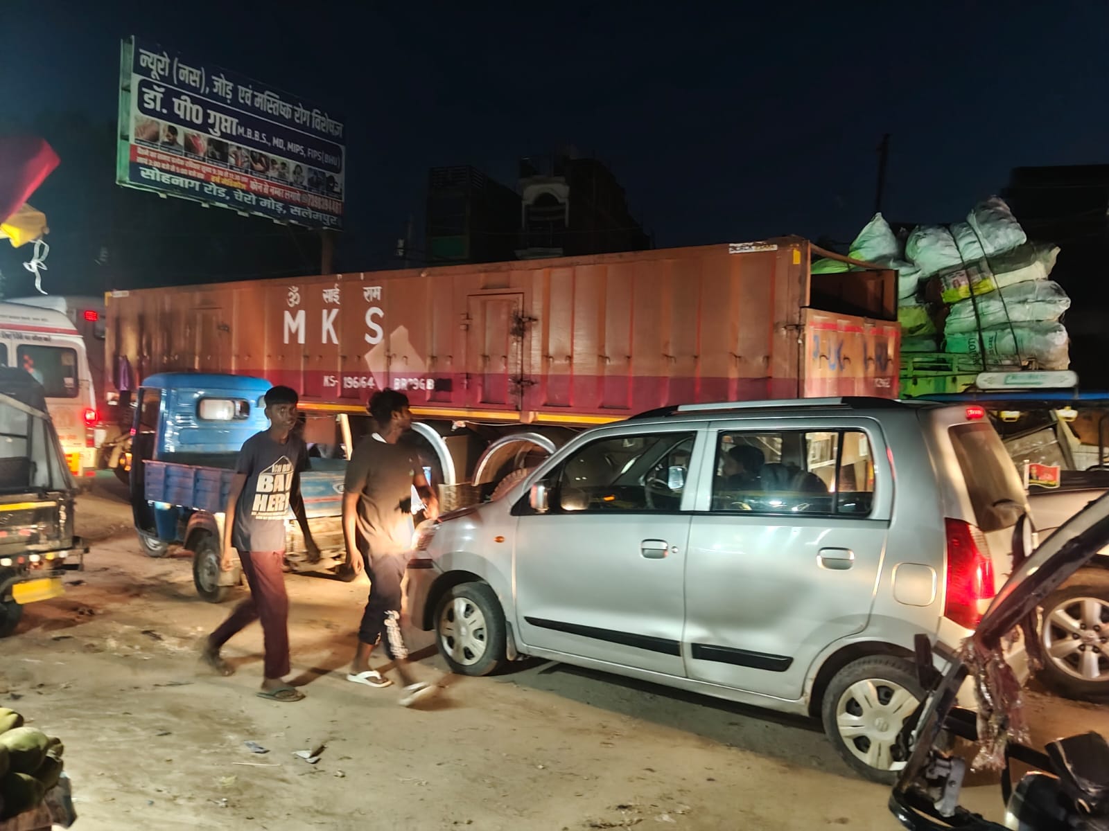 सलेमपुर में हनुमान प्रतिमा विसर्जन के दौरान लगा जाम,