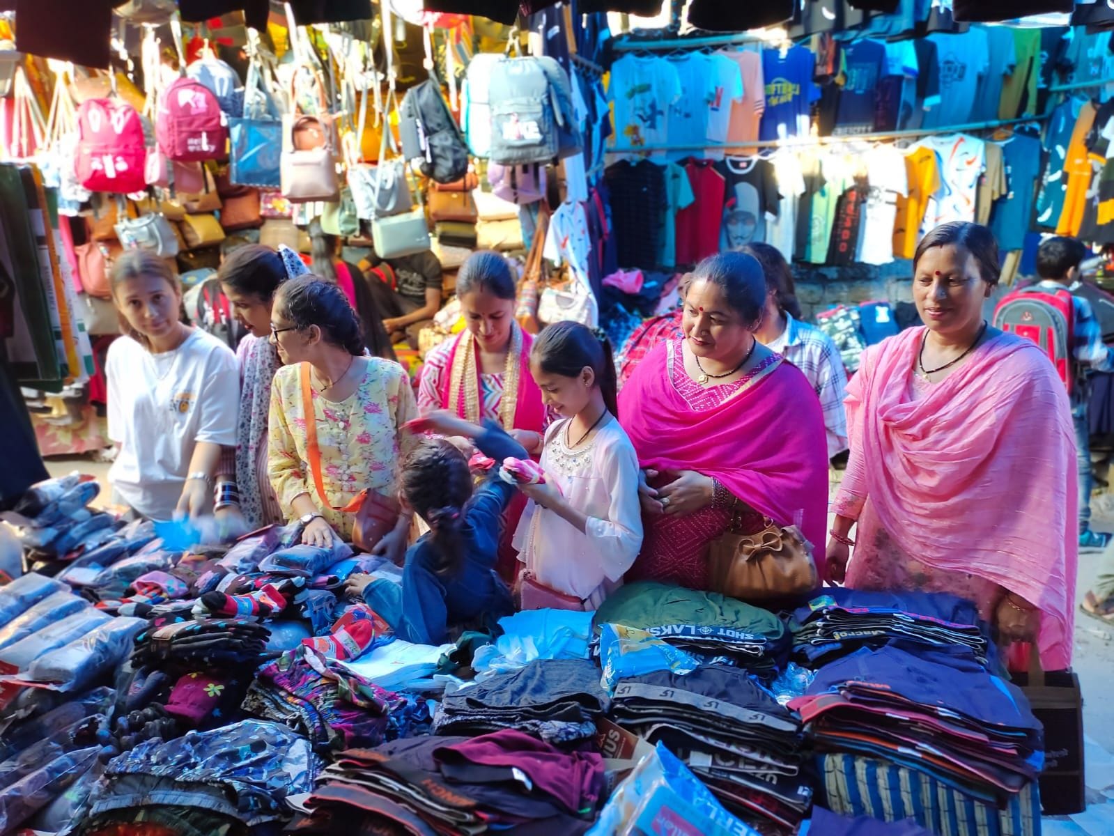 सराहां के राज्य द्वादशी मेले में खरीदारी करती महिलाएं। संवाद