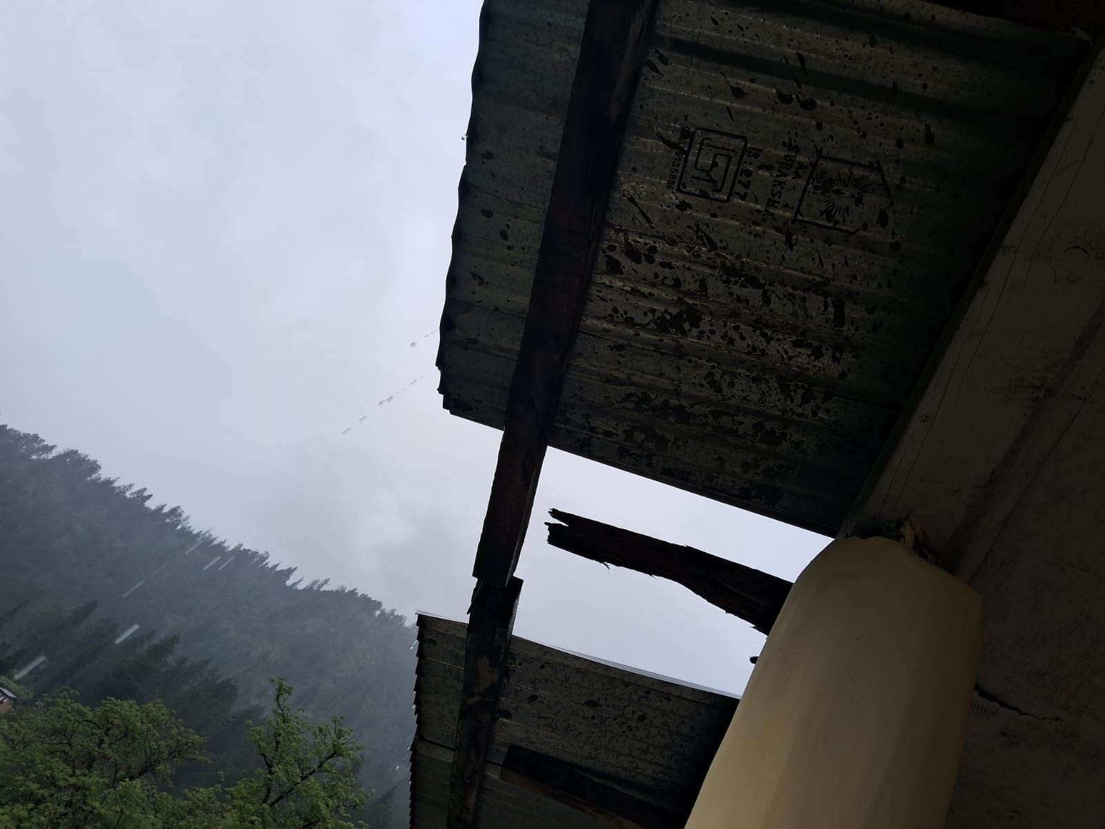 सरपारा स्कूल की टूटी हुई छत। स्रोत: जागरूक पाठक
