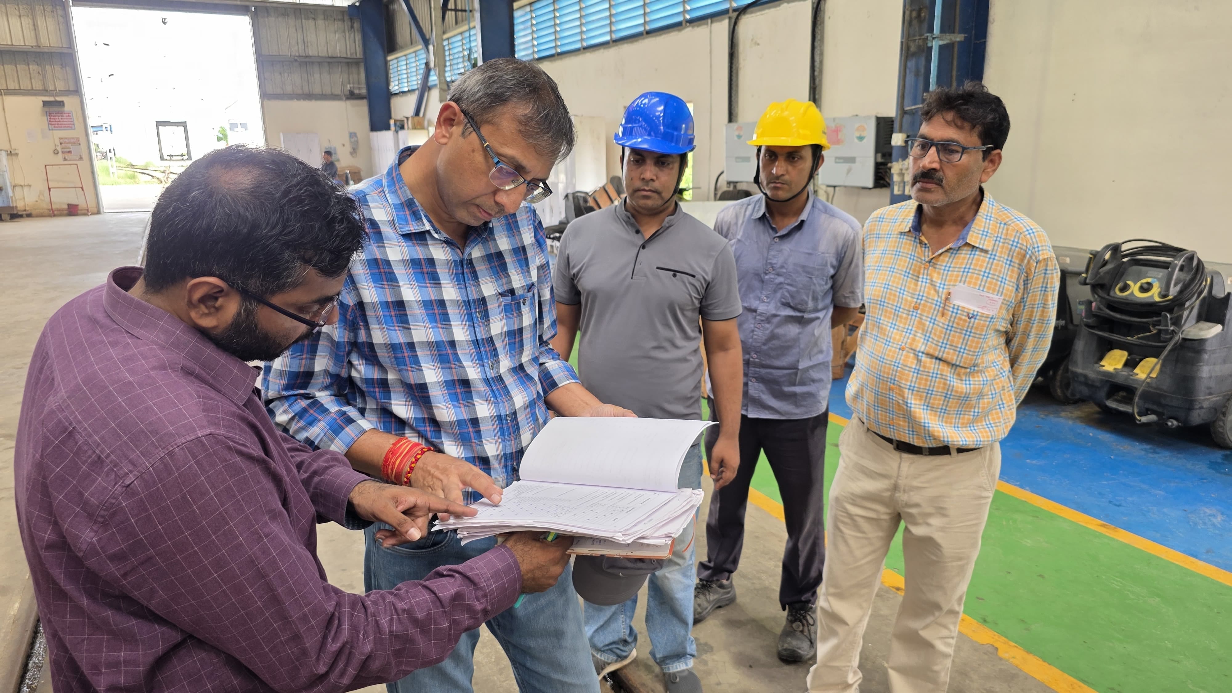 सैदपुर भितरी स्थित इलेक्ट्रिक लोको शेड में निरीक्षण के दौरान अभिलेख की जांच करते डीआरएम आशीष जै