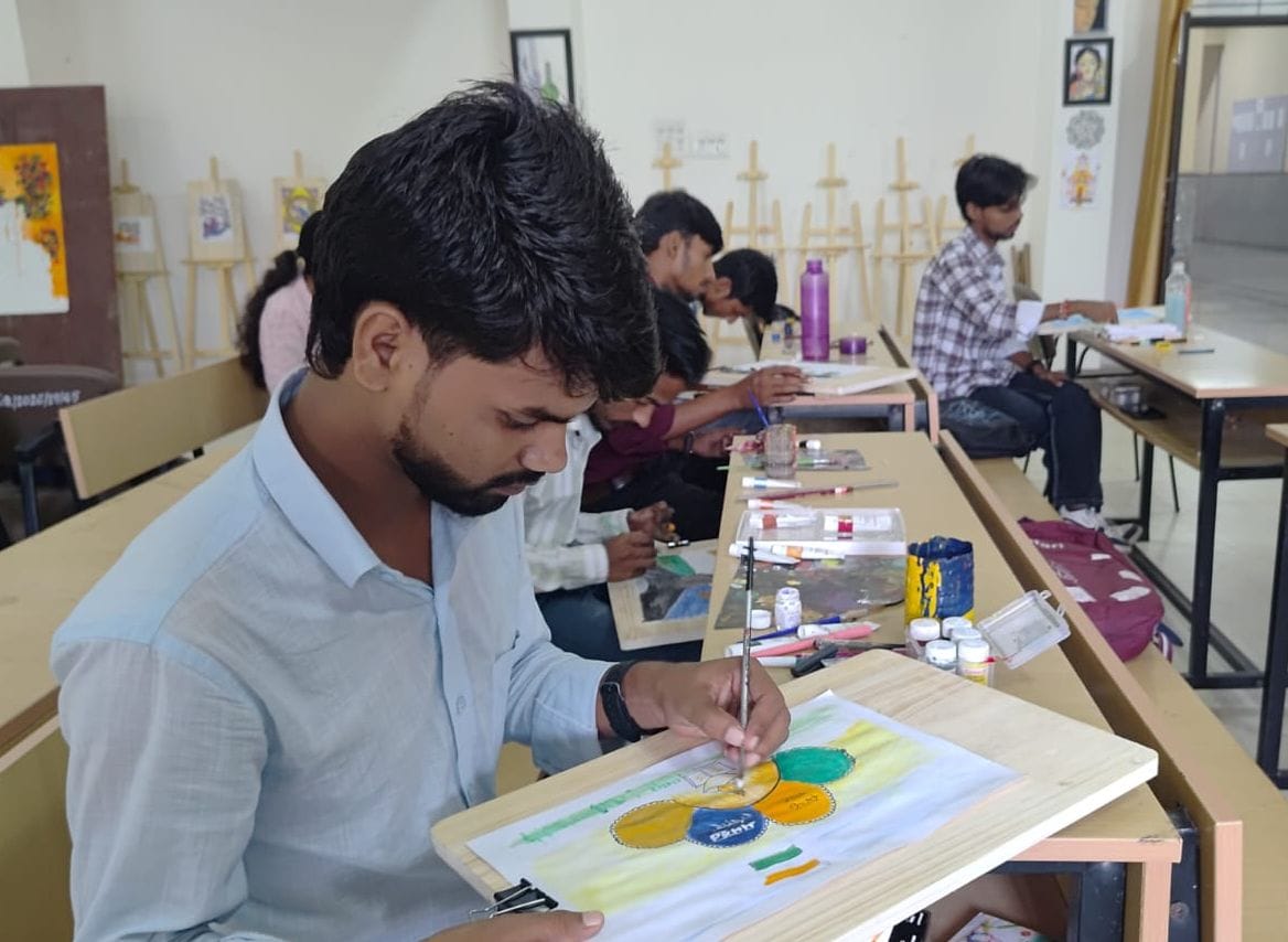 Siddharthnagar News: A glimpse of creativity seen in the paintings