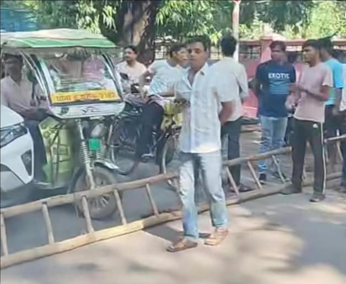  सिविल लाइंस उपकेंद्र के पास सड़क जाम कर प्रदर्शन करते लोग। 