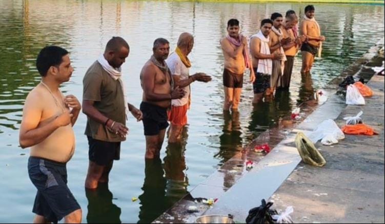 Bathed in the Ganges, offered water to ancestors, and prayed for salvation.
