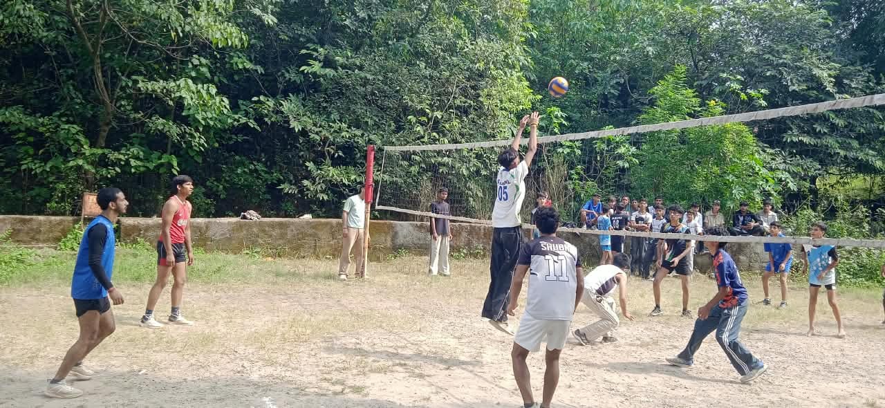 स्याहोला में आयोजित वॉलीबॉल प्रतियोगिता में दमखम दिखाते खिलाड़ी। संवाद