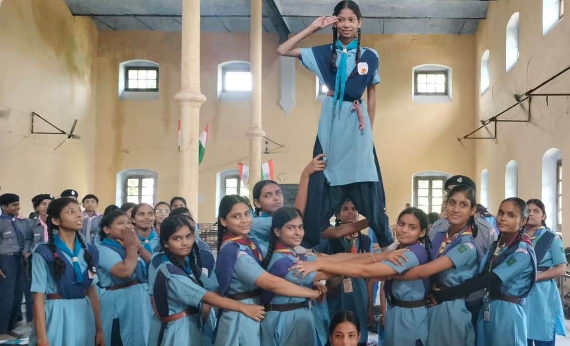 शाहजहांपुर में एबी रिच इंटर कॉलेज में तृतीय सोपान शिविर में मीनारें बनातीं स्काउट-गाइड। संवाद
