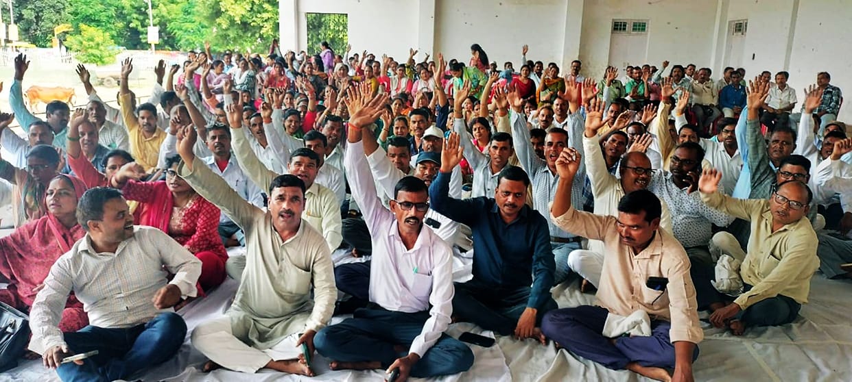 Shiksha Mitras stage a sit-in; demand exemption from the Super TET.