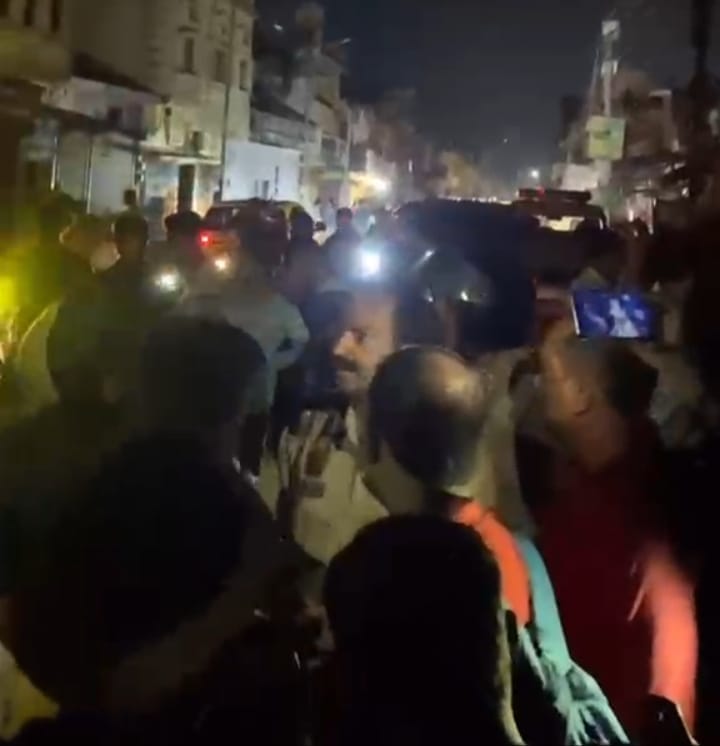 शहर के मोहल्ला वजीरबाग में प्रदर्शनकारियों को समझाते पुलिस अधिकारी।