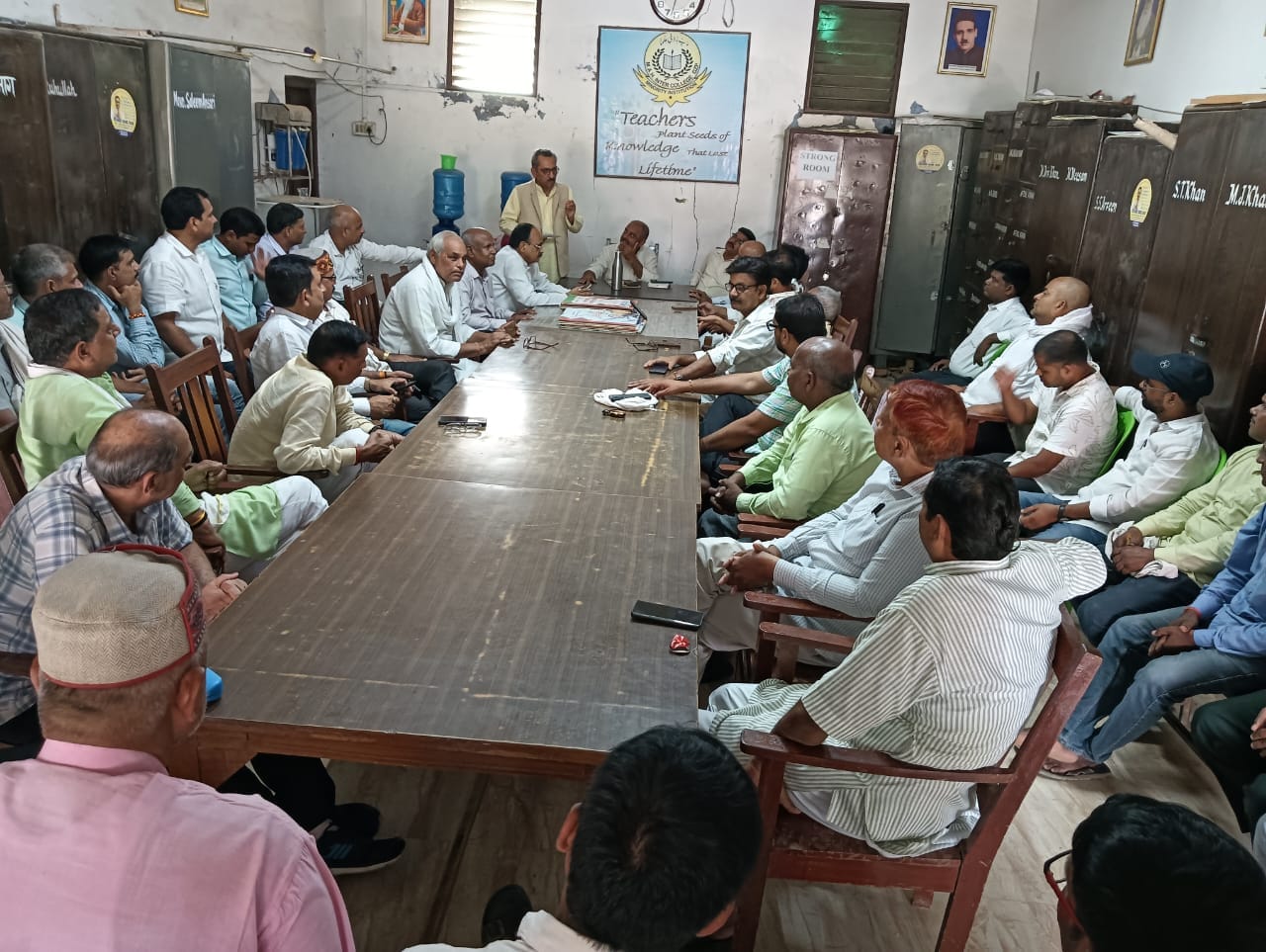 शहर के नई सब्जी मंडी में उत्तर प्रदेश माध्यमिक शिक्षक संघ की बैठक में बोलते दिनेश चंद्र राय। स्