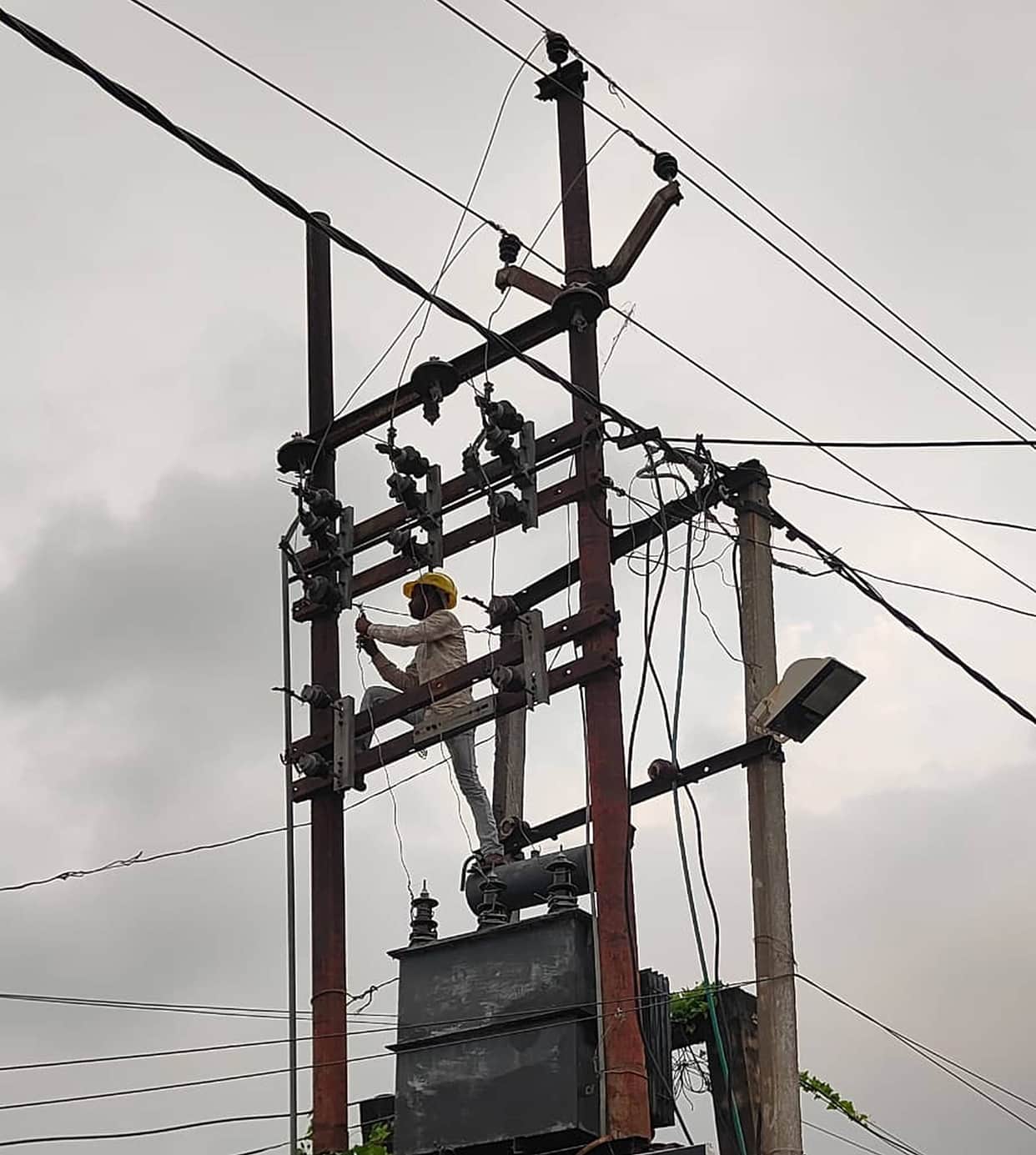 Population of 400,000 in distress due to power crisis; 38 feeders down