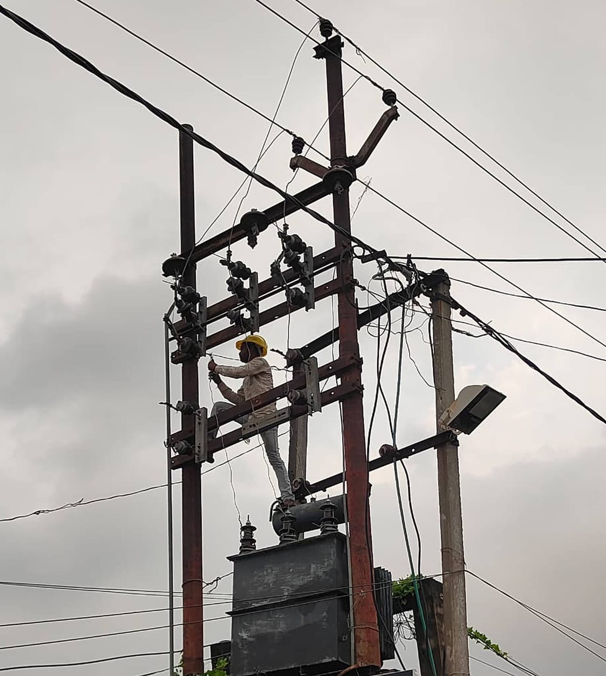 Population of 400,000 in distress due to power crisis; 38 feeders down