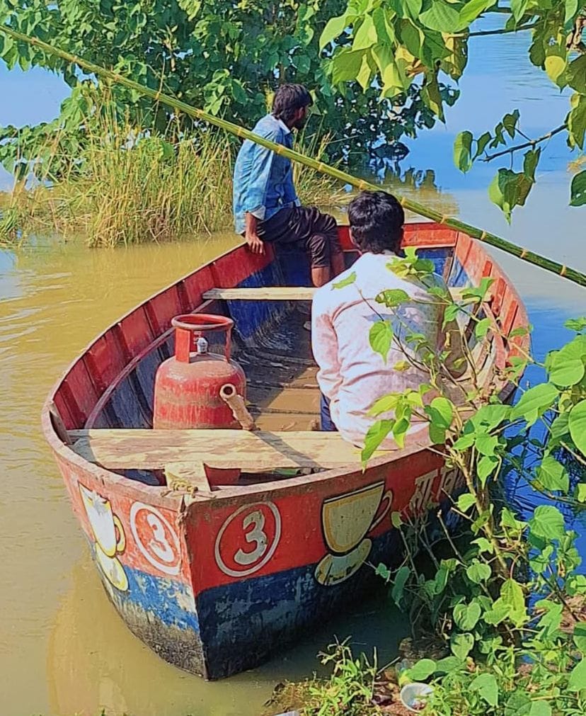 Siddharthnagar News: Shohratgarh villages marooned by floods; residents forced to gather supplies and fodder