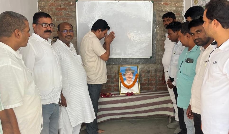 शहीद-ए-आजम भगत सिंह को श्रद्धांजलि अर्पित करते आप के पदाधिकारी और कार्यकर्ता। स्रोत-पार्टी