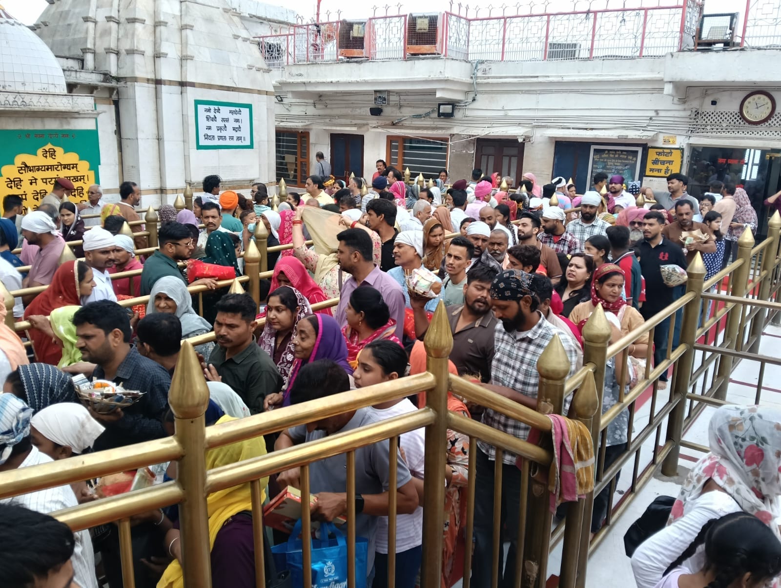 श्री नयना देवी जी मंदिर में दर्शन के लिए कतारों में खड़े श्रद्धालु। संवाद
