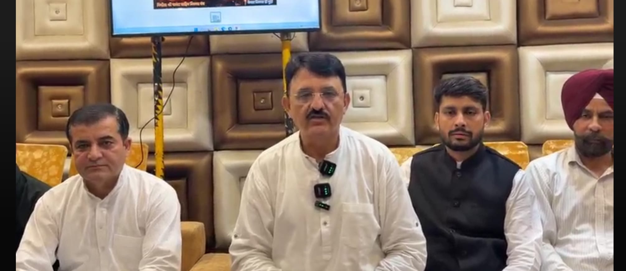 श्री पांवटा साहिब विकास मंच अध्यक्ष ज्ञान सिंह चौहान पत्रकार वार्ता में संबोधित करते हुए। संवाद