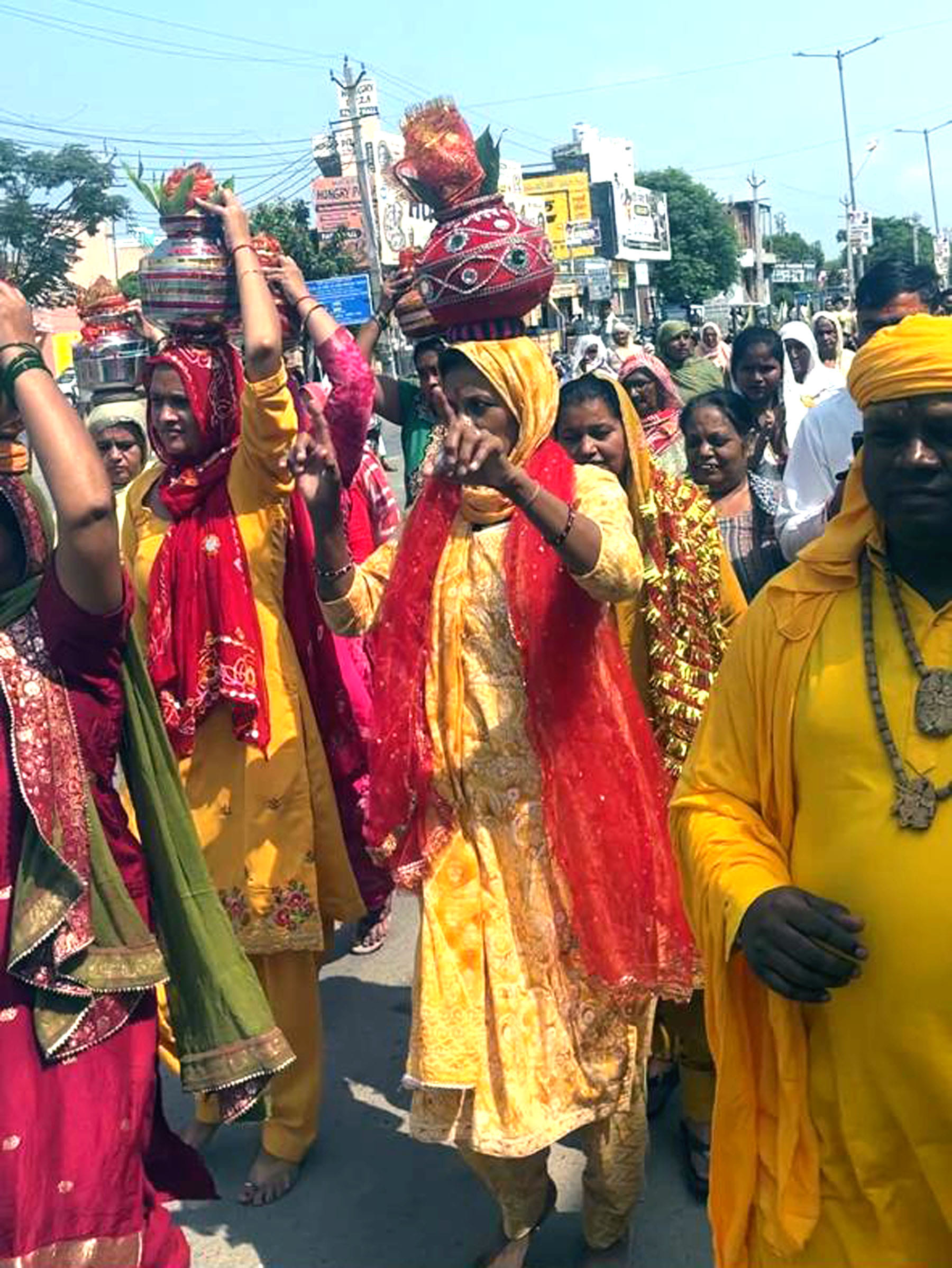 श्रीमद्भागवत पुराण की नगर परिक्रमा लगवाते आयोजक व कथा व्यास। संवाद