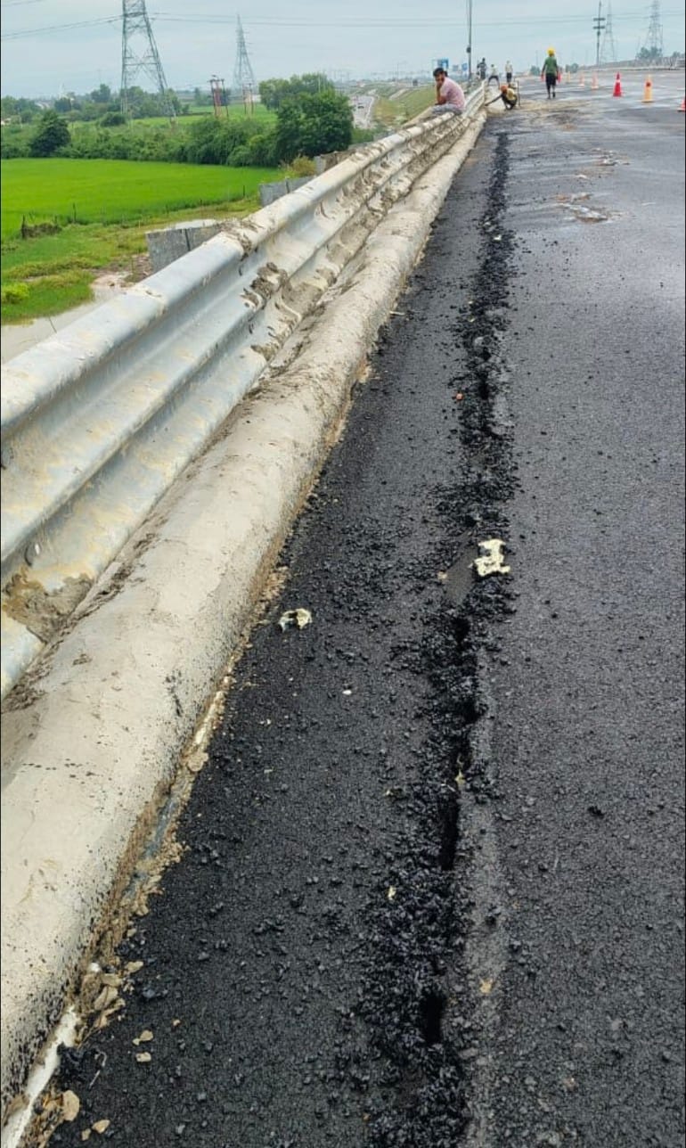 Cracks appeared at the 422 km mark of the Ganga Expressway.