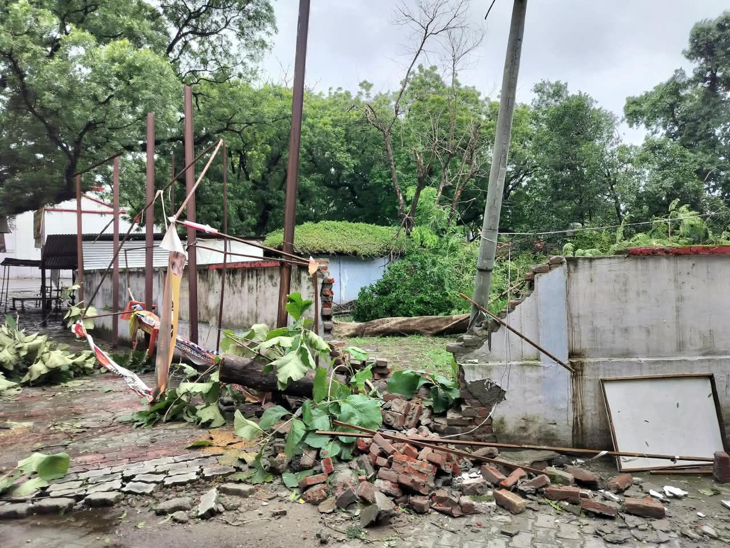 तेज हवा और बारिश से तराई में मुसीबतों की बाढ़।