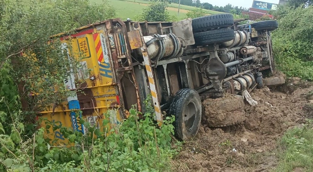 Container goes out of control on highway and overturns into a ditch.