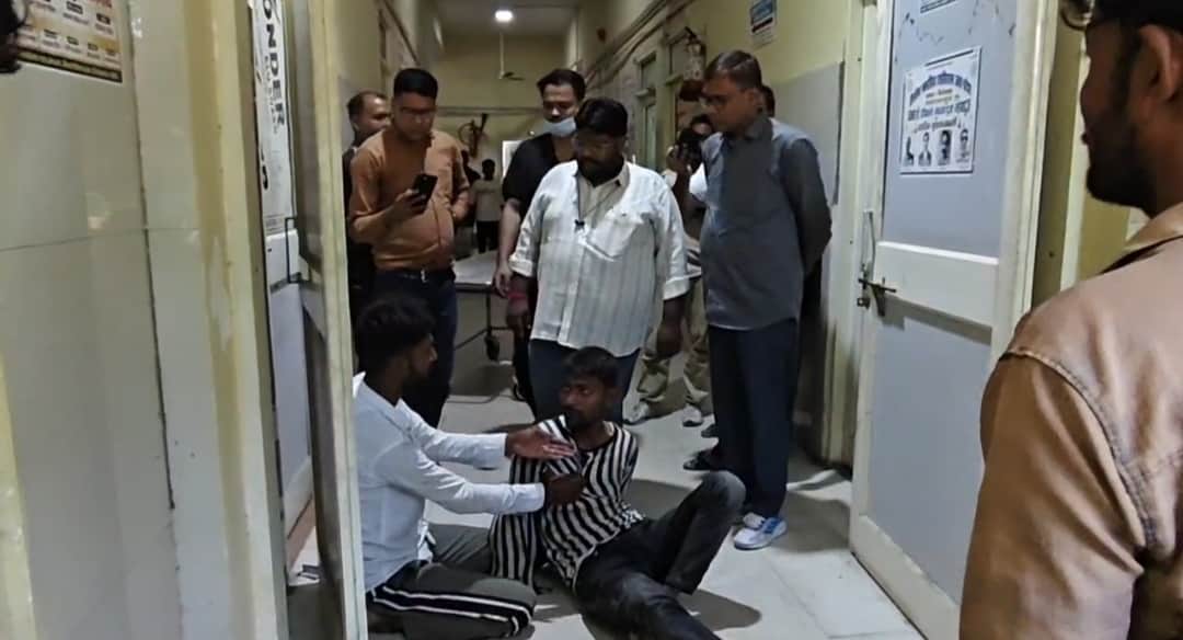 ट्रामा सेेंटर में जमीन पर पड़े युवक को अंदर ले जाने की परिजन से बोलता स्टाफ। वीडियो ग्रैव