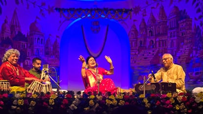 टाउन हॉल में नागरी प्रचारिणी सभा द्वारा आयोजित काशिका में गायन की प्रस्तुति देतीं मालिनी अवस्थी