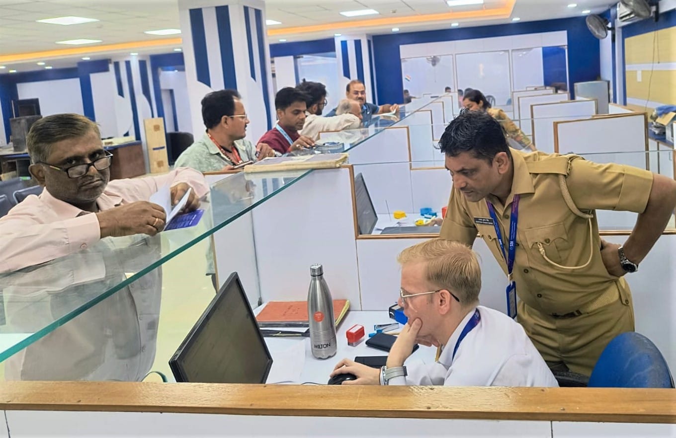 टाउनहाल स्थित स्टेट बैंक में ग्राहकों का काम करते बैंक कर्मचारी। संवाद