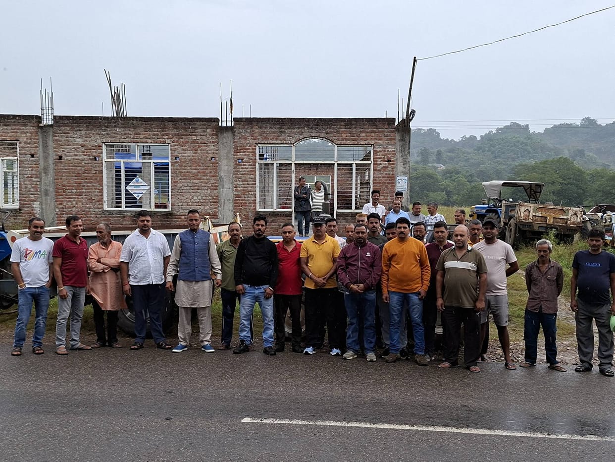 Tractor operators protest in Thural; say they are forced to be branded as thieves.