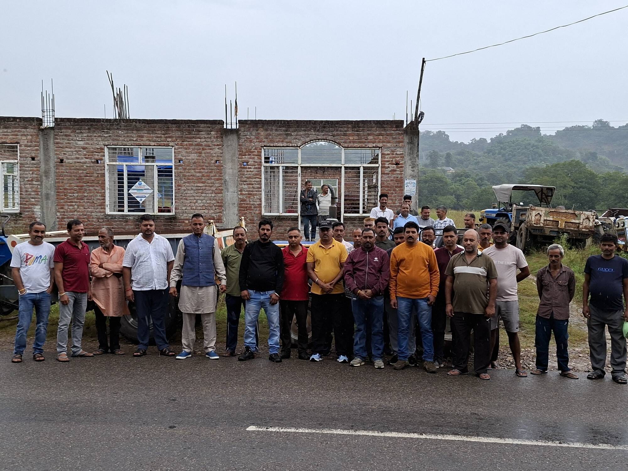 थुरल में प्रदेश सरकार के खिलाफ प्रदर्शन करते ट्रैक्टर यूनियन के सदस्य। -स्रोत : यूनियन