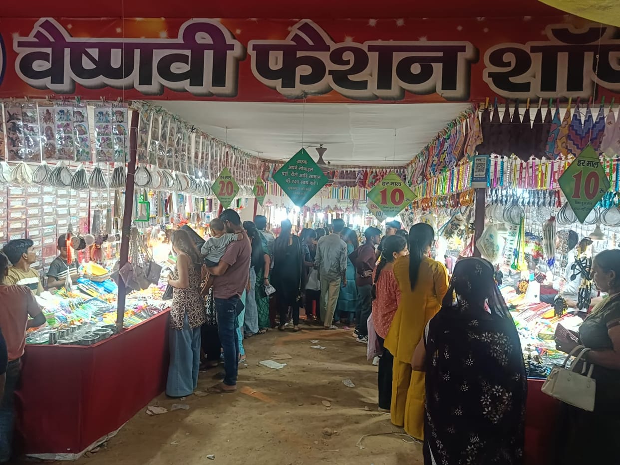 A dash of fashion at the fair is drawing crowds of women.