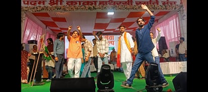 दाऊजी मेला पंडाल में आयोजित नमो सेवा गाथा नाटक कोबंद कराने का इशारा करते आयोजक मंडल के सदस्य, प