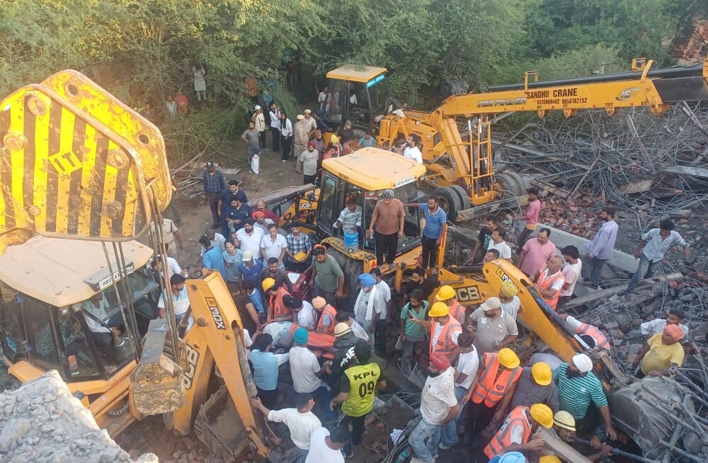 धूलकोट में लेंटर के नीचे दबे व्यक्ति के शव को निकालकर ले जाते हुए। संवाद