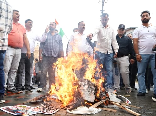 धर्मशाला के कचहरी अड्डा पर सीईसी का पुतला जलाते कांग्रेस कार्यकर्ता। - अमर उजाला