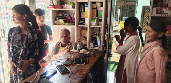 उसका बाजार में दुकान पर मोबाइल चार्ज करने की लगी कतार। संवाद