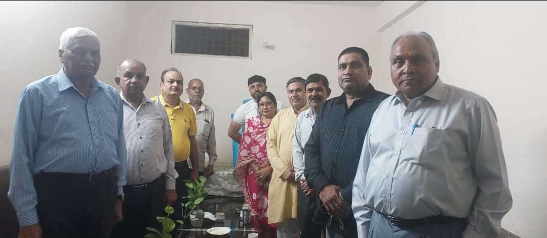 उतर प्रदेशीय कल्याण समिति सभा की बैठक में भाग लेते पदाधिकारी व सदस्य। स्रोत: