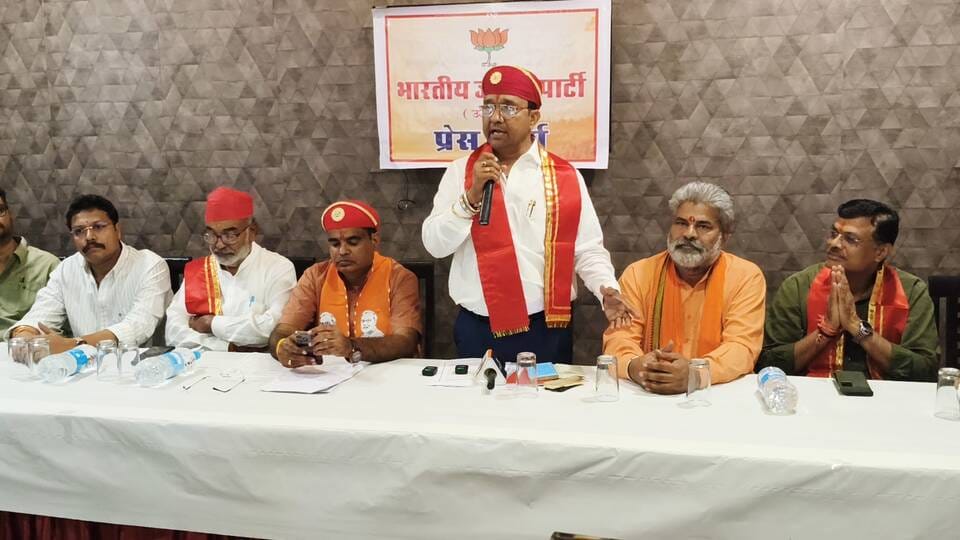 उदयपुर महापौर ने कांग्रेस को घेरा