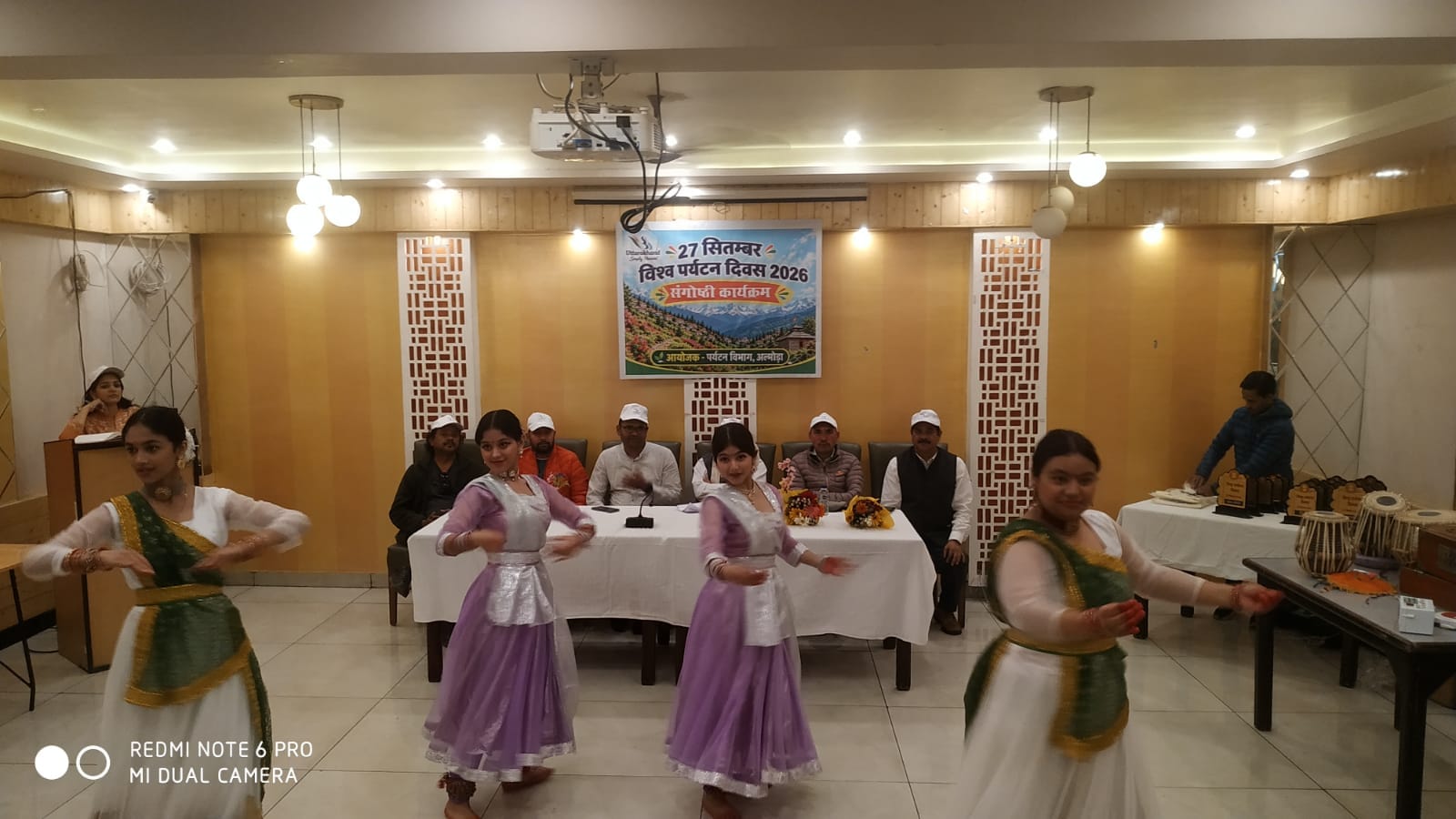 विश्व पर्यटन दिवस पर सांस्कृतिक कार्यक्रम प्रस्तुत करतीं छात्राएं। संवाद