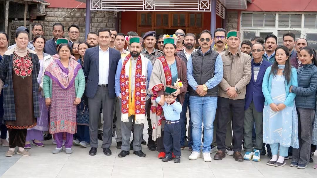 विदाई कार्यक्रम के बाद अधिकारियों, कर्मचारियों और परिवार के साथ उपायुक्त डॉ.अमित कुमार शर्मा। स
