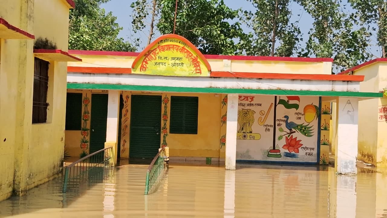 विद्यालय में भरा पानी